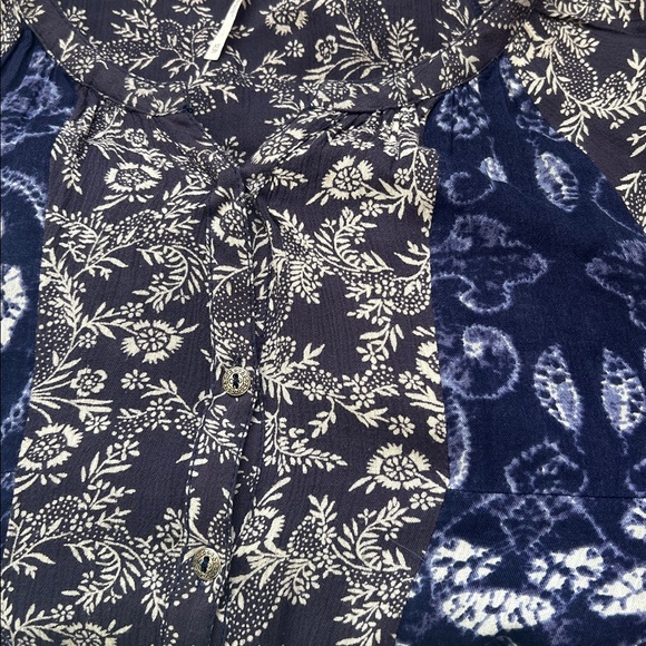 Adorable XS Free People Navy Floral Blouse - Picture 5 of 5